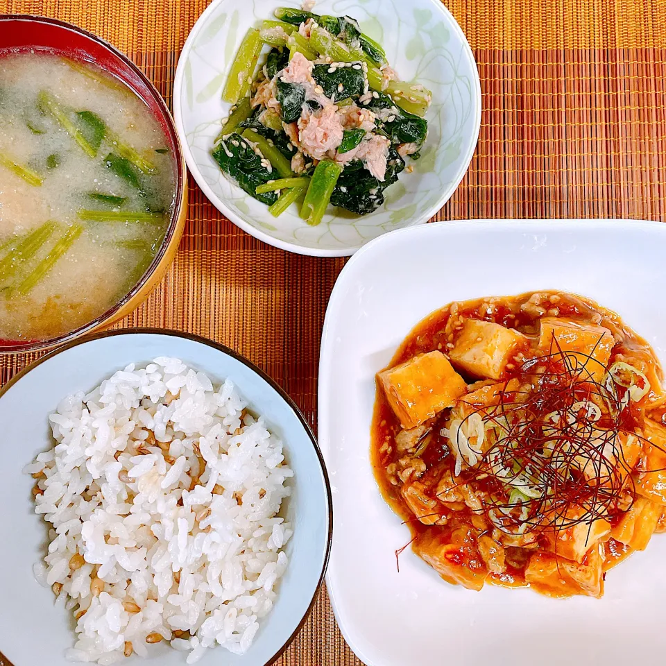 厚揚げ麻婆豆腐♡小松菜とツナのナムル♡お味噌汁♡|まゆかさん