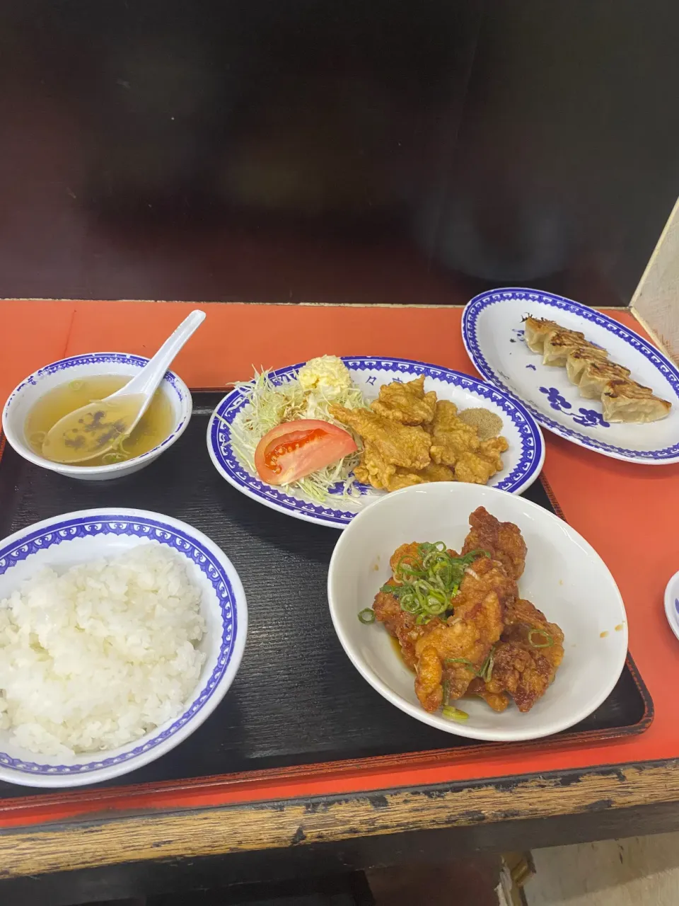 Snapdishの料理写真:大阪市天王寺区上本町　北京料理ヨイヨイ亭のお選び定食の鶏唐の醤油ニンニクソースとブタ天をチョイスとオプションで➕餃子|タカちゃんさん