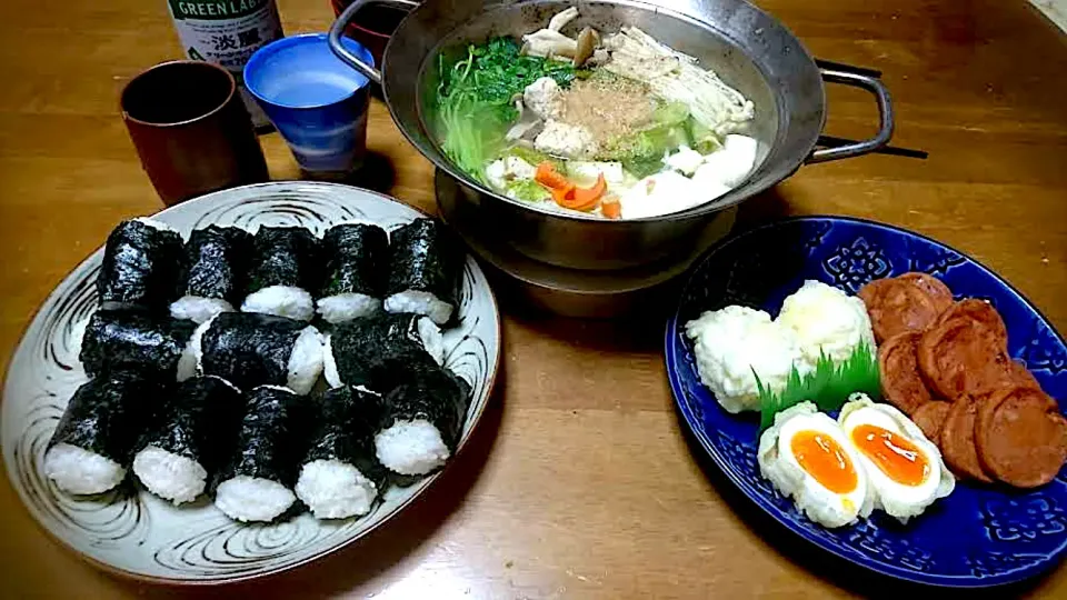 Snapdishの料理写真:ある日の晩御飯 一口俵むすび🍙 エソのすり身のちゃんこ鍋 半熟卵の天ぷら ベビーハム|🐈⸒⸒⸒⸒つるのダンス🐈🐾さん