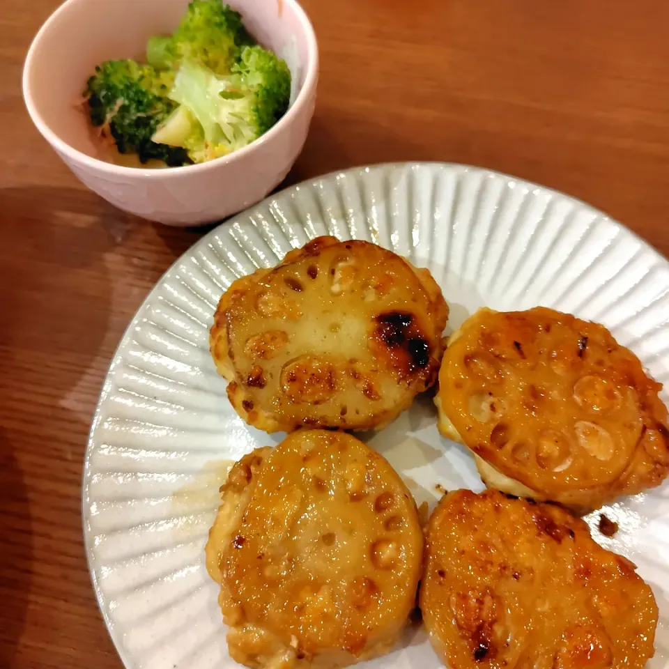 Snapdishの料理写真:れんこん挟み焼き　ブロッコリーおかか和え|🍏りんご🍎さん