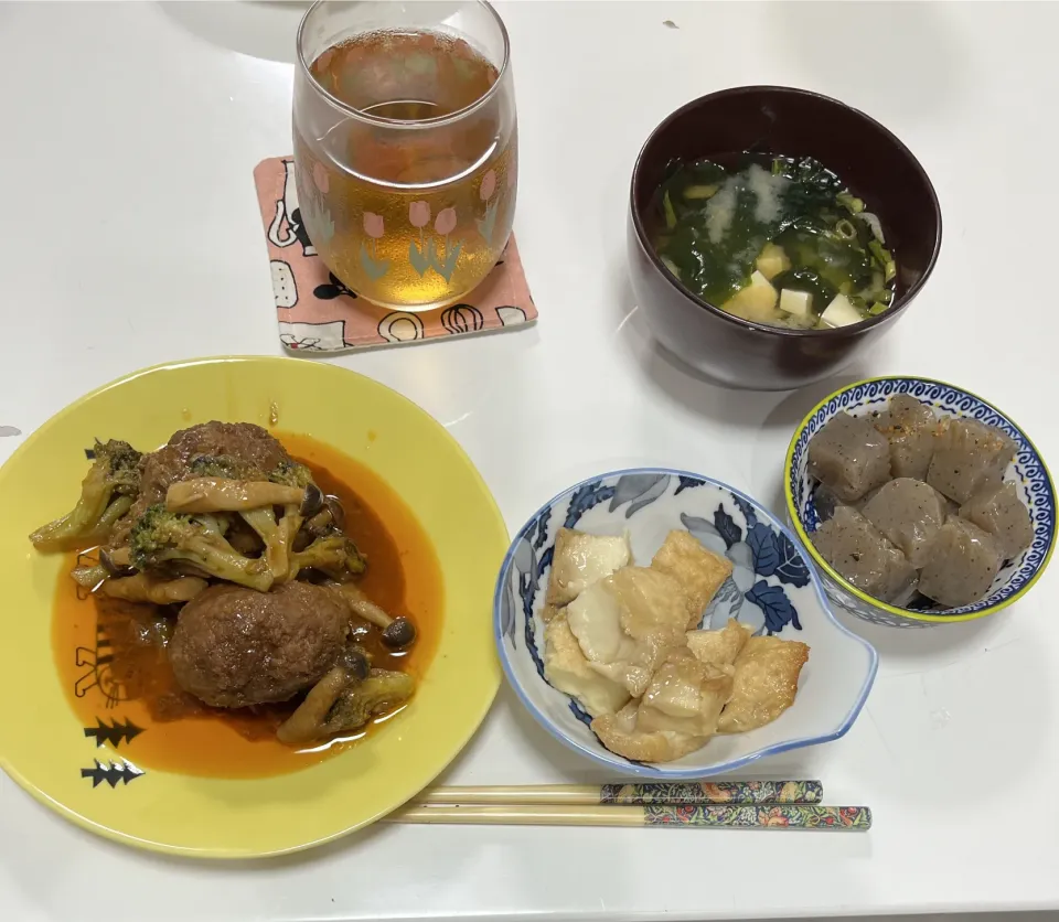 晩御飯☆煮込みハンバーグ☆蒟蒻の炒り煮☆厚揚げの生姜煮☆みそ汁（豆腐・ワカメミックス）|Saharaさん