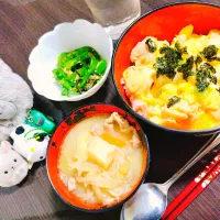 Snapdishの料理写真:ねぎ塩親子丼、豚汁、塩昆布ピーマン|サトリさん