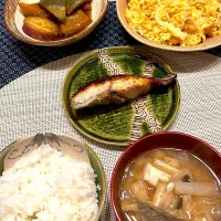 Snapdishの料理写真:和定食　サワラの塩麹焼き、キャベツ卵、カボチャ煮|amiさん