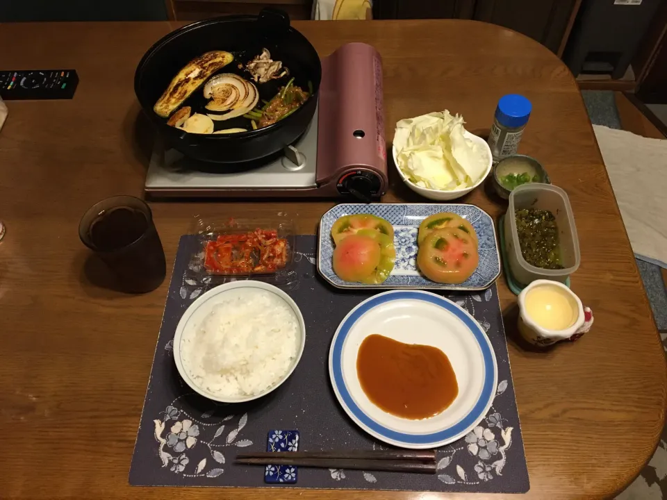 ご飯、南部鉄器の鉄鍋焼き(味付き牛バラ肉+ニンニクの芽、ジャガイモ、玉ねぎ、なす、しめじ、舞茸、スライスロースハム)、バリバリキャベツ、トマト、高菜漬け、沢庵、キムチ、麦茶、自家製プリン(夕飯)|enarinさん