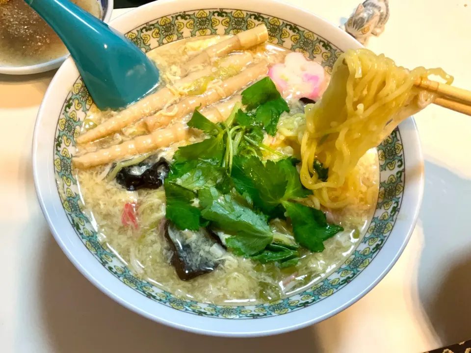 塩ラーメンがベースで(スープは半自家製)、餡掛けにして、カニ缶のほぐし身とカニカマ、ネギ、キクラゲを入れて仕上げに溶き卵を絡めて、姫竹と花麩、ミツバで飾った、餡掛け溶き卵カニ塩ラーメン|Takeshi  Nagakiさん