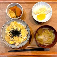 Snapdishの料理写真:今日の夜ご飯(親子丼、かぼちゃの煮物、白菜とツナの炊いたん、りんご、柿)| cocomikaさん