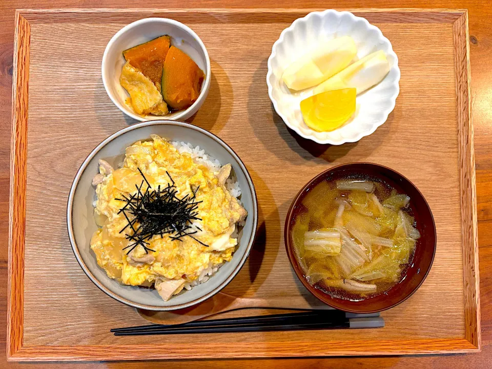 今日の夜ご飯(親子丼、かぼちゃの煮物、白菜とツナの炊いたん、りんご、柿)|cocomikaさん