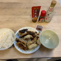 Snapdishの料理写真:残ってた餃子焼いたよー|りょうさん