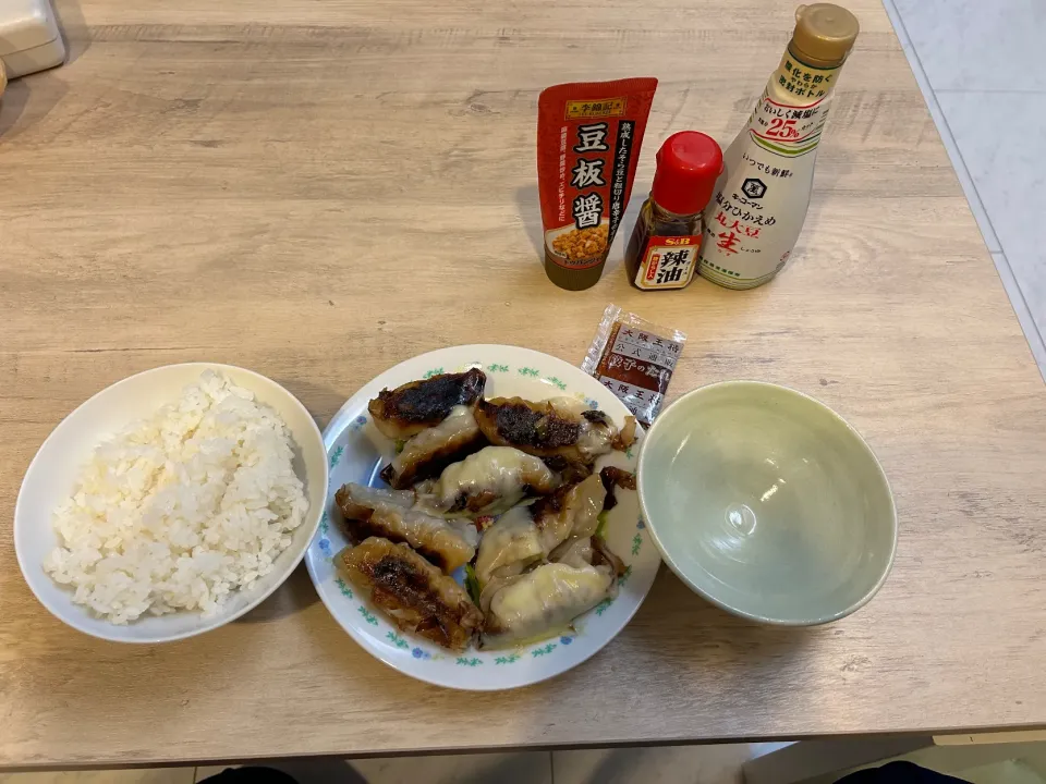 Snapdishの料理写真:残ってた餃子焼いたよー|りょうさん