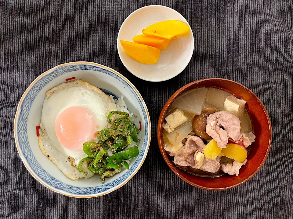 豚汁メインのお夕飯🌛目玉焼きが登場する、そんな夜もある…|みーぬさん