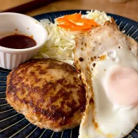 Snapdishの料理写真:目玉焼きハンバーグ|ゆずさん