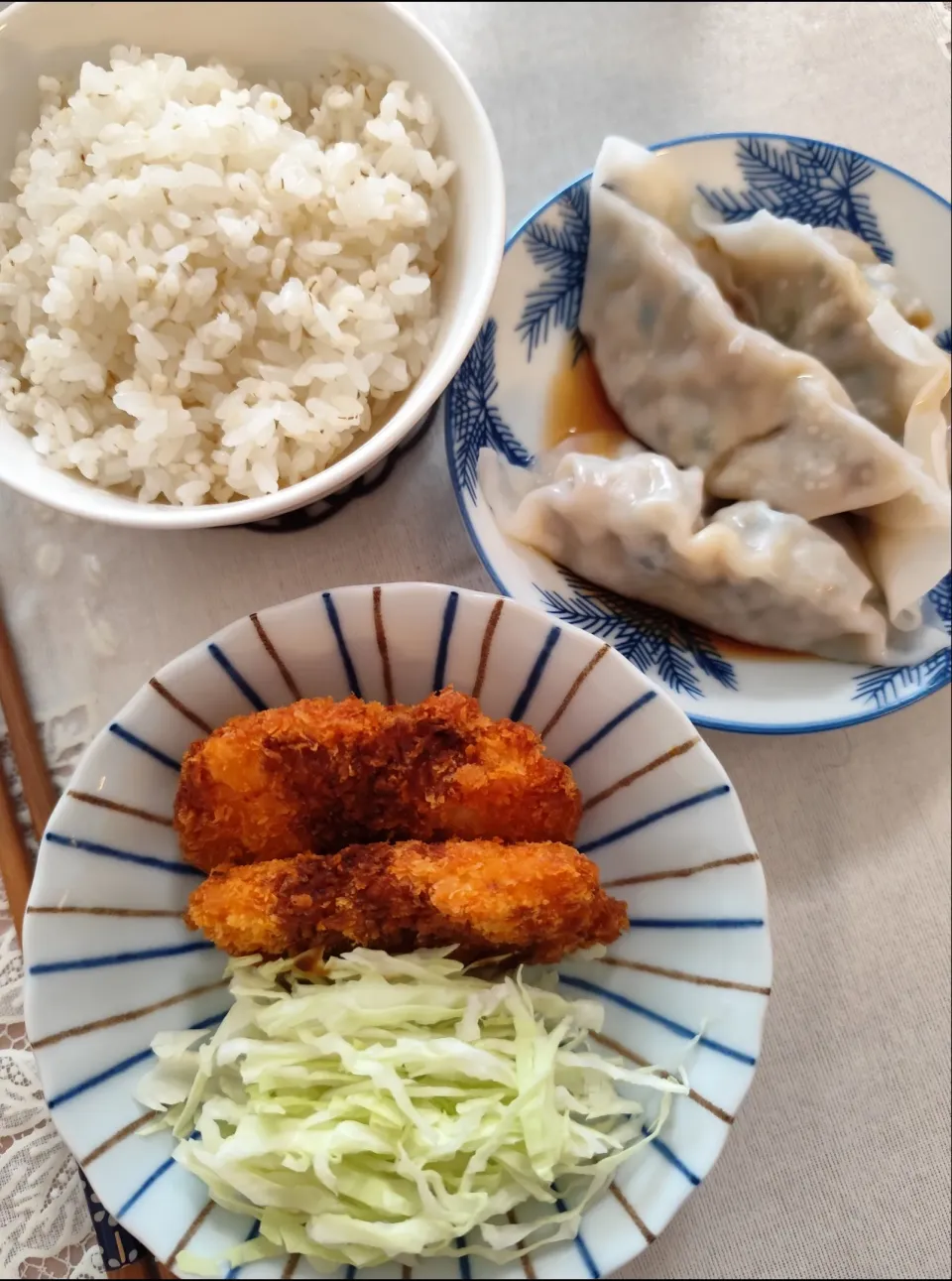 ビタバァレーご飯、冷凍イカフライ揚げたのと冷凍餃子茹でたの。息子朝ごはん。|m.rafuさん