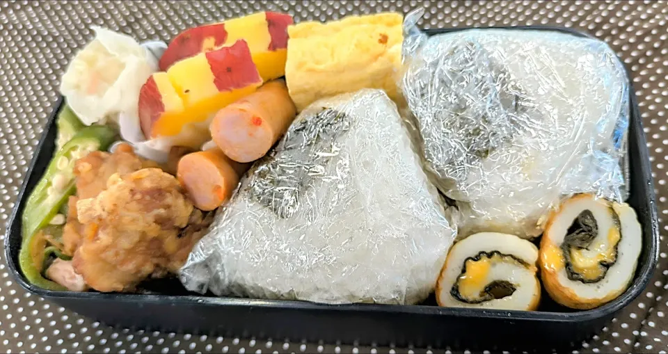 🏢💻オフィス弁当

①鮭おにぎり
②厚焼きたまご
③ちくわ巻き（海苔・チェダーチーズ）
④長〜いウインナー
⑤自家製さつまいもレモン煮
⑥鶏唐揚げ
⑦焼売
⑧オクラと舞茸の炒め物|TakeBooさん