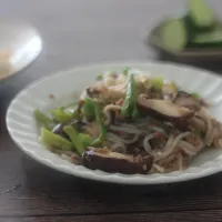 Snapdishの料理写真:牛肉大和煮缶の白滝チャプチェ|ちいさなしあわせキッチンさん