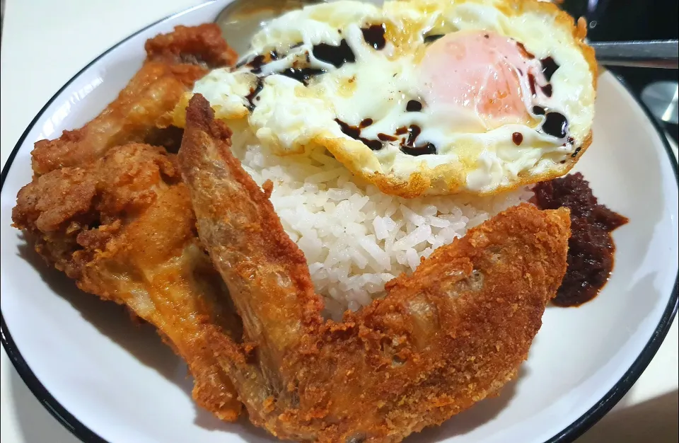 Snapdishの料理写真:Nasi lemak ~ coconut rice fried chicken egg 😘|🌷lynnlicious🌷さん