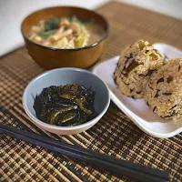 Snapdishの料理写真:ひじきと茎わかめの混ぜご飯おにぎり🍙|カジさん