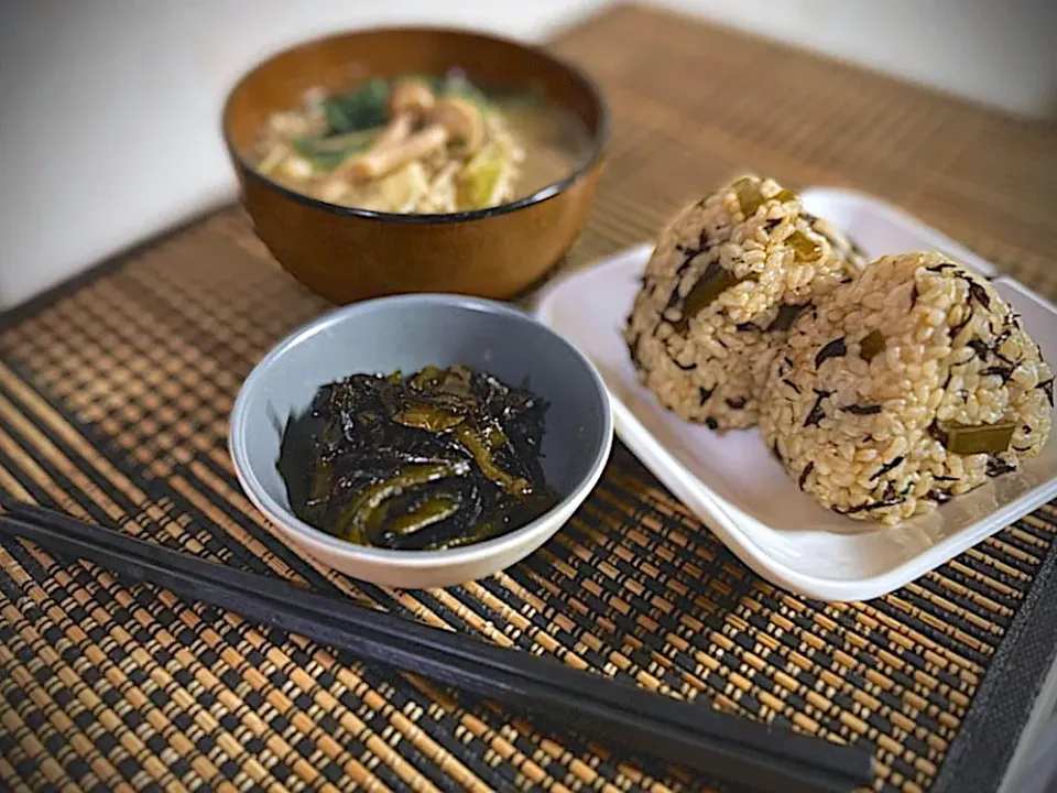 ひじきと茎わかめの混ぜご飯おにぎり🍙|カジさん