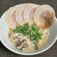 Snapdishの料理写真:母から届いた 一風堂 白丸 とんこつラーメン|伊トKenさん