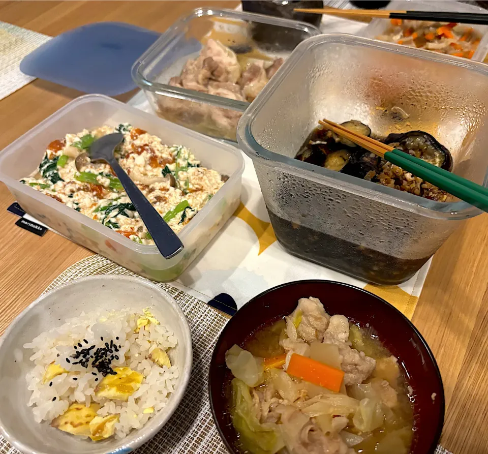 夜ご飯
＊栗ご飯
＊豚汁
＊蒸し鶏のニラだれ
＊ナスの揚げ浸し
＊切り干し大根の煮物
＊柿の白和え|さっちんさん