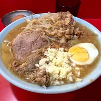 Snapdishの料理写真:ラーメン半分（ヤサイ・アブラちょいマシ・ニンニク多め）|とみさんさん