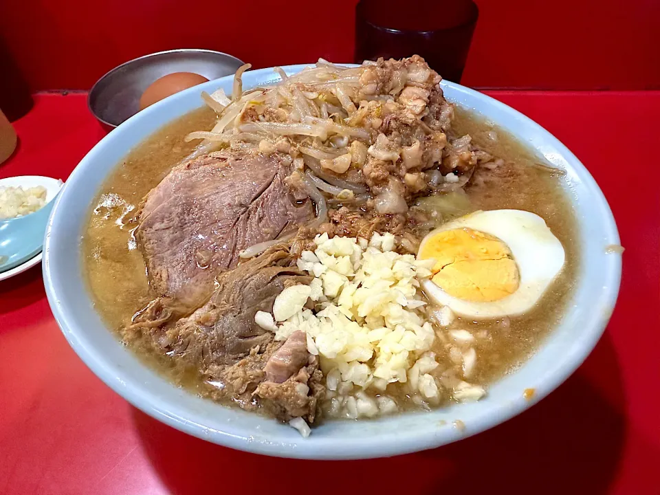 ラーメン半分（ヤサイ・アブラちょいマシ・ニンニク多め）|とみさんさん