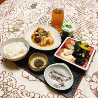 Snapdishの料理写真:grandmaの晩ごはん☆ 今夜は冬瓜の南蛮漬けと鰯の酢漬けと茄子🍆の煮物…
で頂きます|kaoriさん