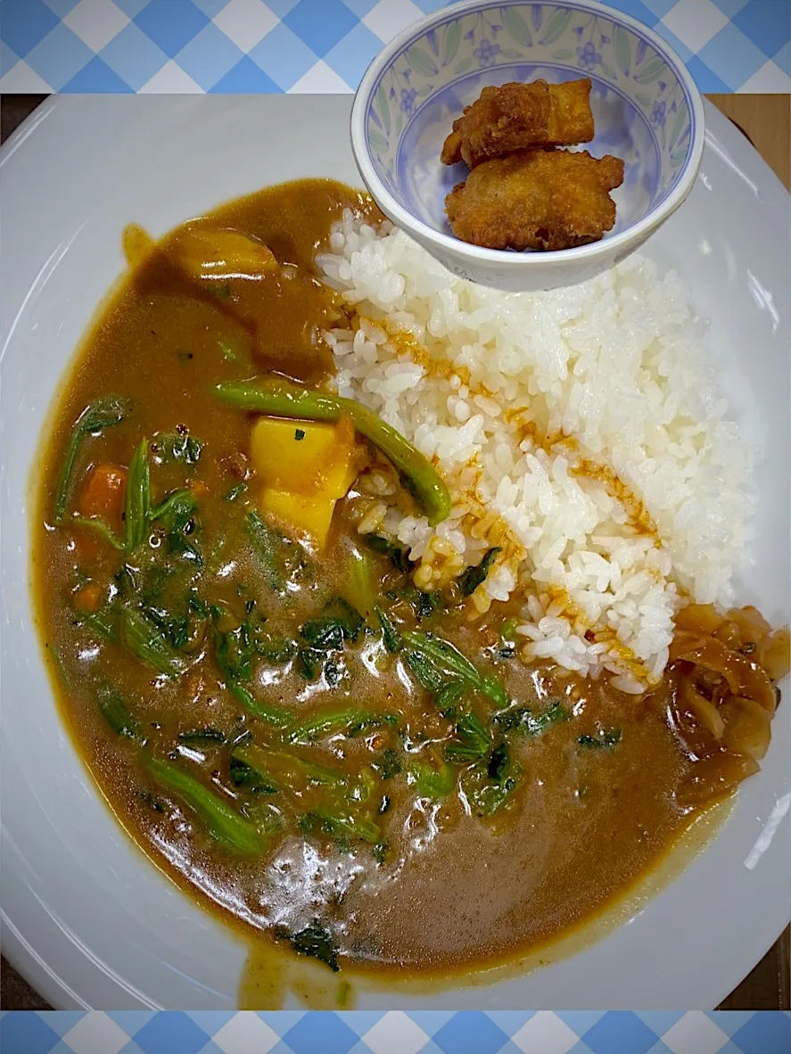 ほうれん草カレー🍛と唐揚げ 710円|すくらんぶるえっぐさん