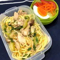 Snapdishの料理写真:蒸し鶏とセロリとしめじの和風パスタ、サラダ|きらきらさん