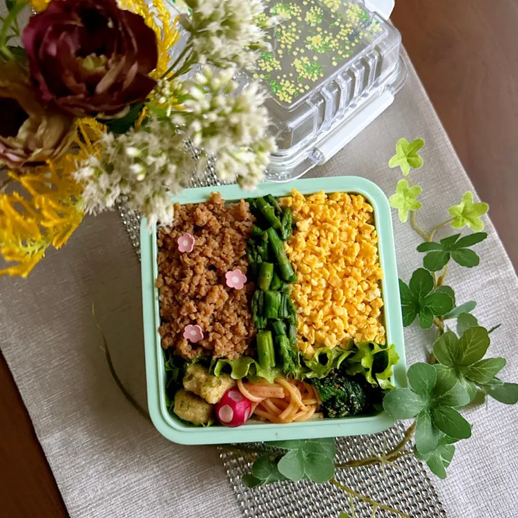 Snapdishの料理写真:10/18❤︎主人の三色そぼろ弁当🌱✨

＊ 鶏そぼろ
＊ たまごそぼろ
＊ 茹でアスパラ
＊ たらこサラダ
＊ ささみの磯辺揚げ
＊ ほうれん草の胡麻和え

#お昼ごはん 
#主人弁当 
#三色そぼろ 
#花のある食卓
#お弁当記録 
#お弁当作り楽しもう|Makinsさん