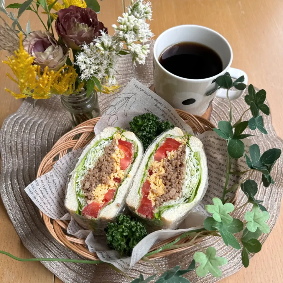 10/18❤︎鶏そぼろとたまごそぼろのわんぱくサンド🌱✨
お弁当の残り物で…✨

＊ ラパン生食パン🍞
＊ 鶏そぼろ
＊ たまごそぼろ
＊フリルレタス＊キャベツ ＊トマト|Makinsさん