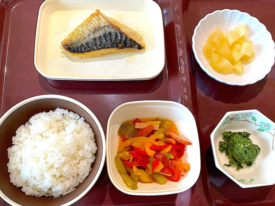 入院中のお昼ご飯。病院食とは思えぬほどしょっぱい切り合えを残したら『残したまま下げて良いですか？』と看護師さんに聞かれたので『すみません。味覚がお子ちゃまなので、、日本酒とじゃなきゃ食べれない味でした』と答えておきました。|りえはるさん