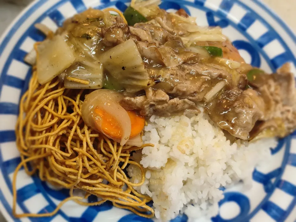 Snapdishの料理写真:中華丼と皿うどんのハーフ|居酒屋ちともさん