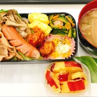 Snapdishの料理写真:本日の日替わり弁当

①焼き肉（牛カルビ）彩りのレタス
②舞茸のソテー
③ウインナー
④ミートボール
⑤厚焼きたまご焼き
⑥ゴーヤー炒め
⑦海老グラタン
⑧自家製さつまいもレモン煮

    おまけの鶏と大根の汁もの|TakeBooさん