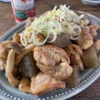 Snapdishの料理写真:鶏肉とこんにゃくのガリバタ醤油炒め|ちぐあささん