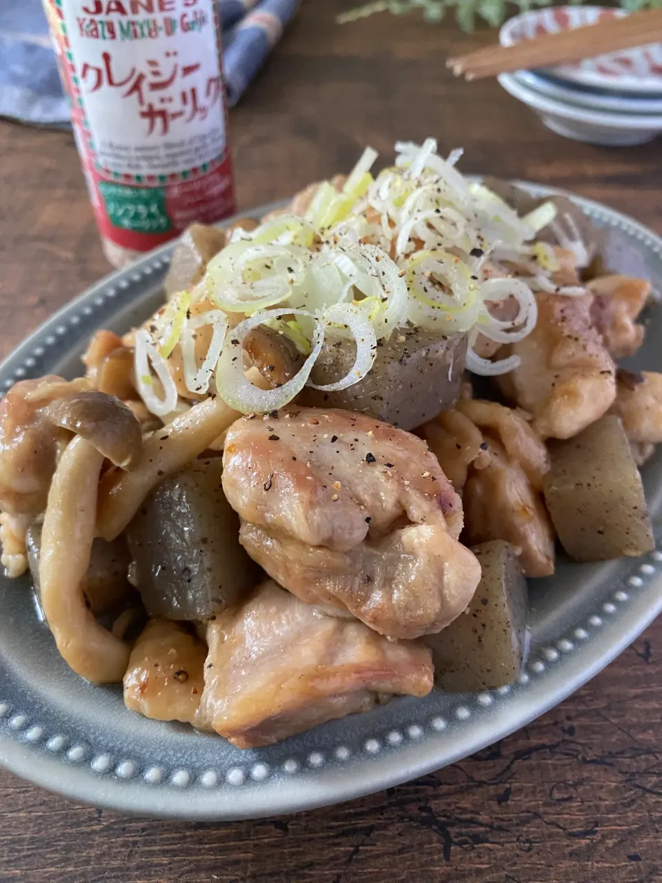 Snapdishの料理写真:鶏肉とこんにゃくのガリバタ醤油炒め|ちぐあささん