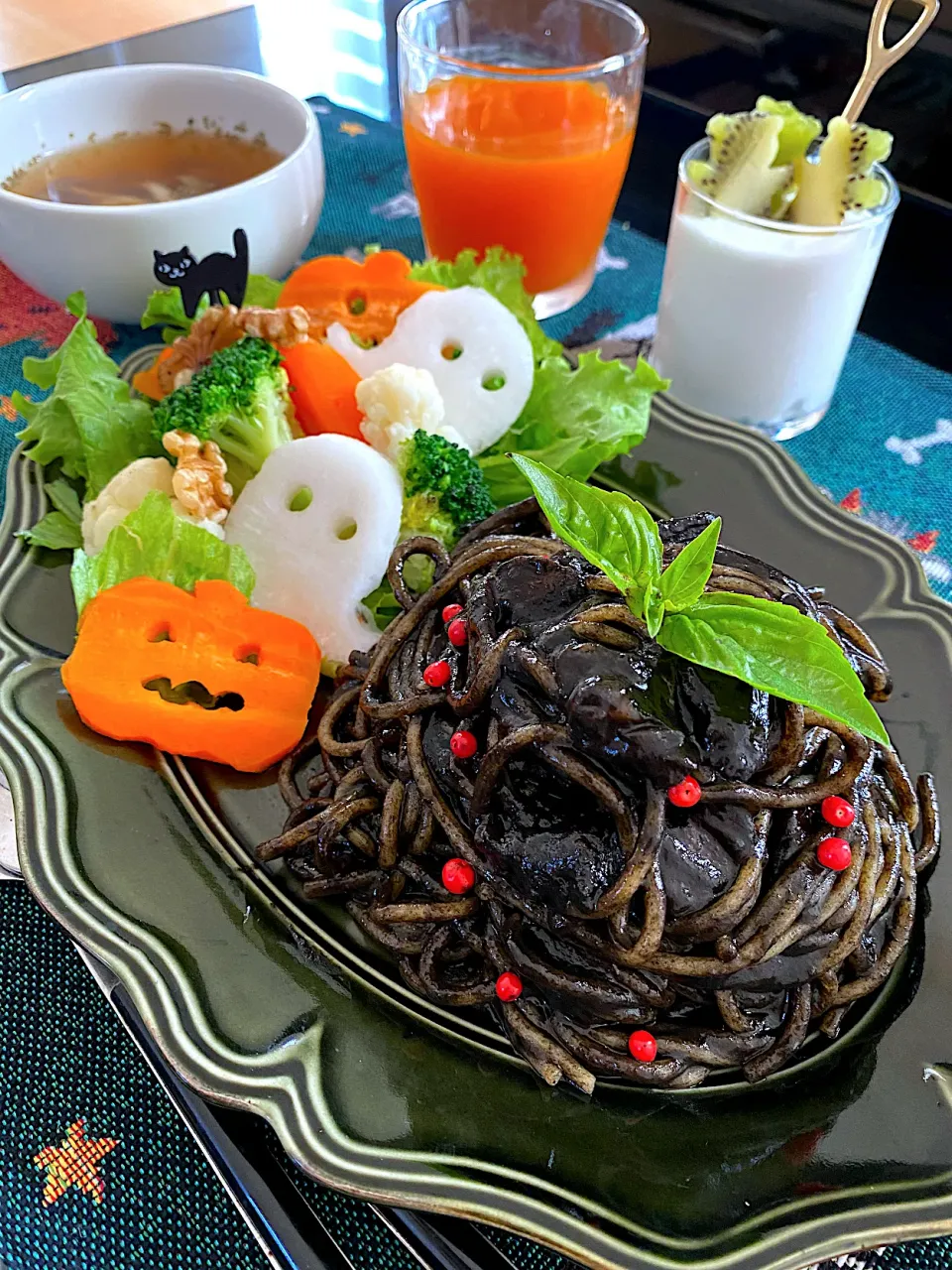 ゆかりさんの料理 レンジで完成！簡単！時短！イカスミパスタ🎃🌱　#ZENB|ゆかりさん