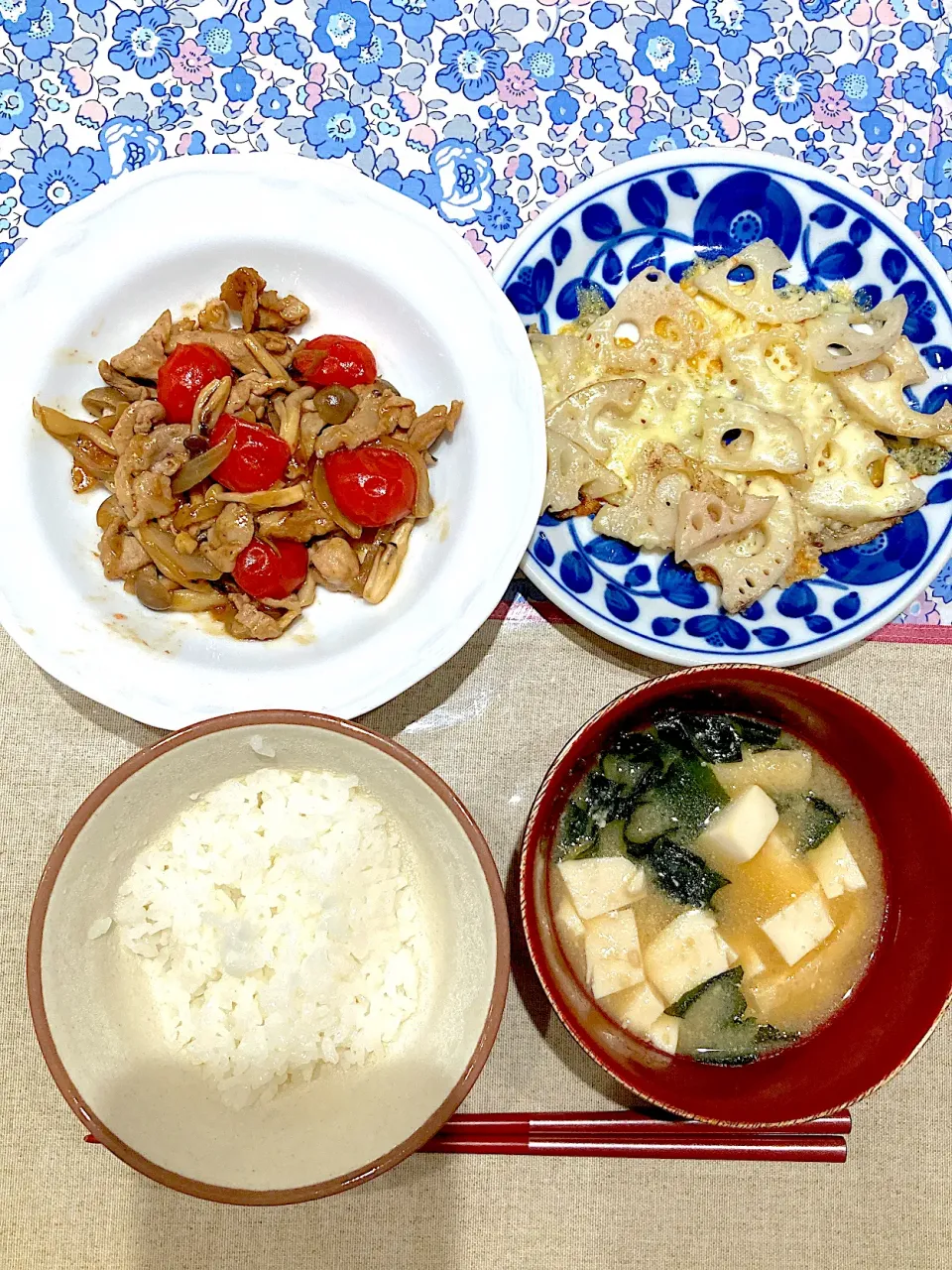 Snapdishの料理写真:豚肉とプチトマトの生姜焼きと蓮根チーズ|おしゃべり献立さん