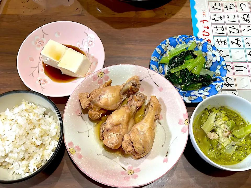 手羽元のとろとろ煮　ブロッコリーとベーコンのジェノベスープ　小松菜のごま和え　湯豆腐|おさむん17さん