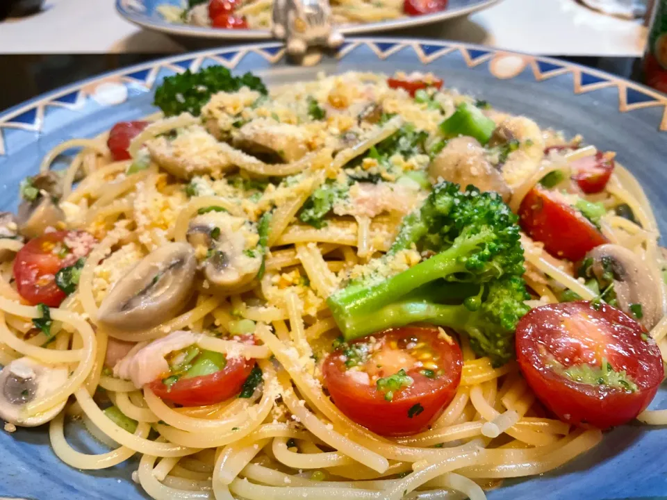 Snapdishの料理写真:みじん切りにしたブロッコリー🥦をドバッと入れたベーコン🥓とプチトマト🍅とブロッコリー🥦のペペロンチーノ|Takeshi  Nagakiさん