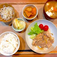 Snapdishの料理写真:今日の夜ご飯(生姜焼き、かぼちゃの煮物、もやしナムル、じゃがバター、根菜味噌汁)|cocomikaさん