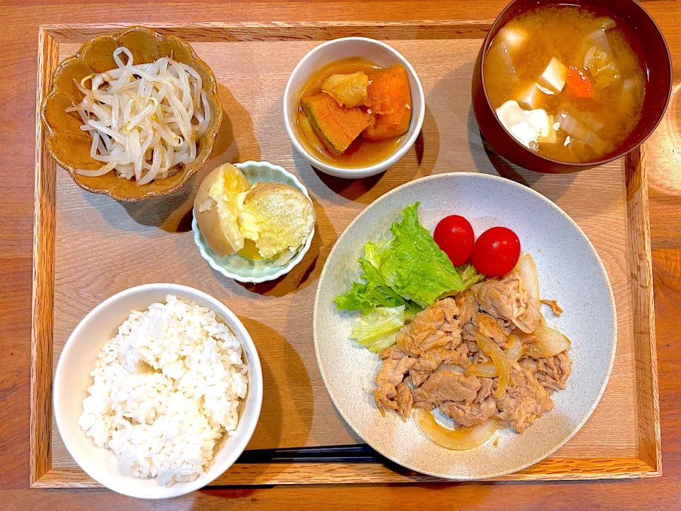 今日の夜ご飯(生姜焼き、かぼちゃの煮物、もやしナムル、じゃがバター、根菜味噌汁)|cocomikaさん