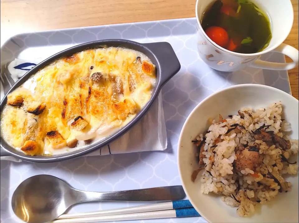 クルトンのせグラタン　ひじきご飯　トマトワカメスープ|さゆさん