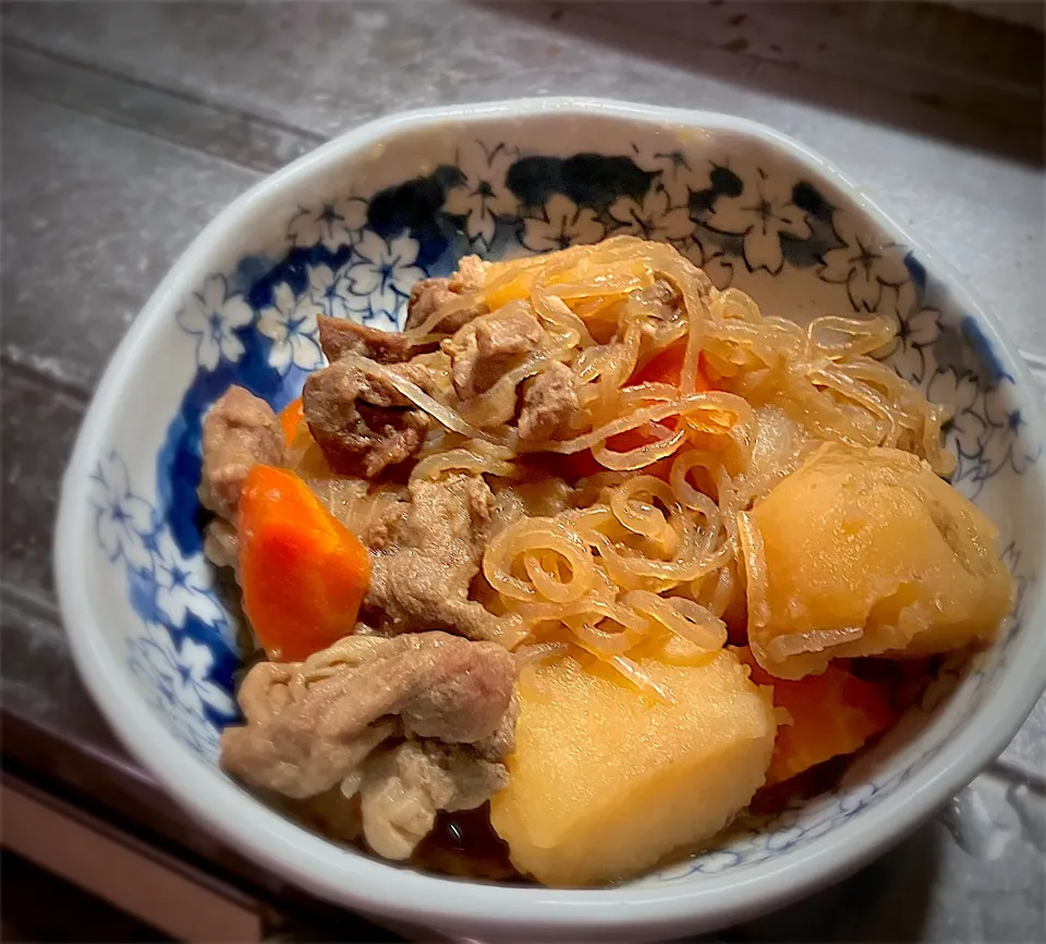 今夜は野菜不足解消に、定番の醤油、酒、味醂、きび砂糖だけで、水を一滴も使わない肉じゃがを頂きました😋👍🎵|ギムレットさん