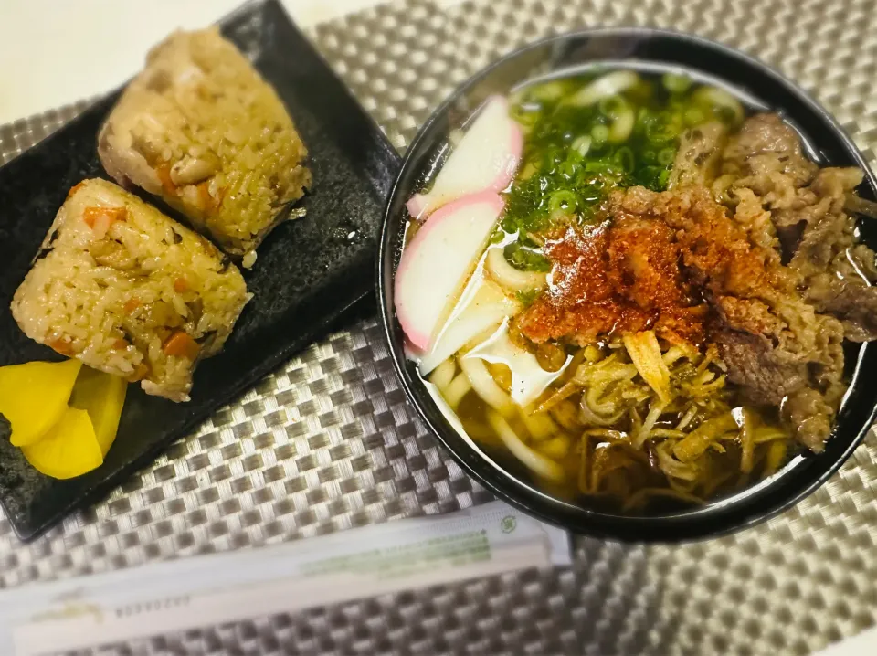 今日の晩御飯 肉うどんとかしわ飯|カノウマコトさん