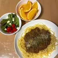 Snapdishの料理写真:ミートソースパスタ　サラダ　オレンジ|そのみさん