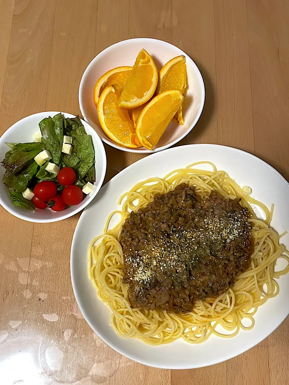 ミートソースパスタ　サラダ　オレンジ|そのみさん