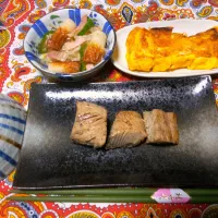 Snapdishの料理写真:朝食、卵焼き。鰹の照り焼き。竹輪、ベーコン、もやしの合えもの。|risaさん