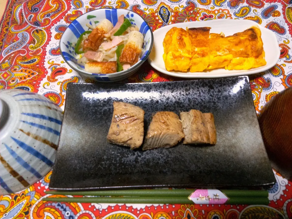 朝食、卵焼き。鰹の照り焼き。竹輪、ベーコン、もやしの合えもの。|risaさん