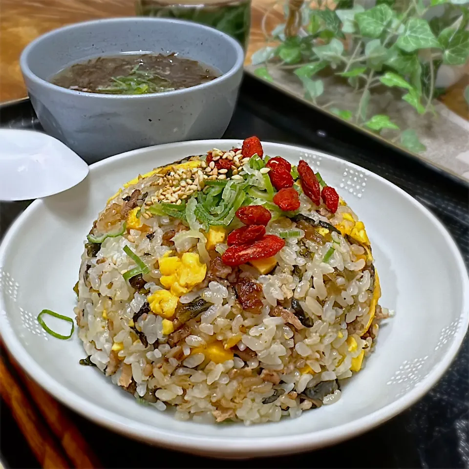 豚と高菜の炒飯にモズクの味噌汁|くまちゃんさん