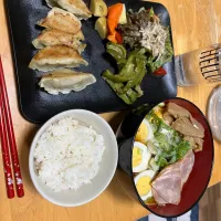 Snapdishの料理写真:昨日の晩御飯は辛味噌ラーメンと冷凍餃子🥟|モモ&ハーブmama🐰🐹🐢🐠❤️さん